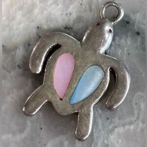 Vintage 925 silver turtle charm pendant w/ inlaid mother of pearl